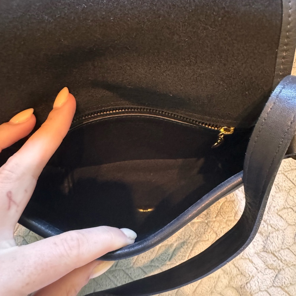 Vintage Coach Black Leather Crossbody Bag - Elegant Everyday Carry - Picture 7 of 8